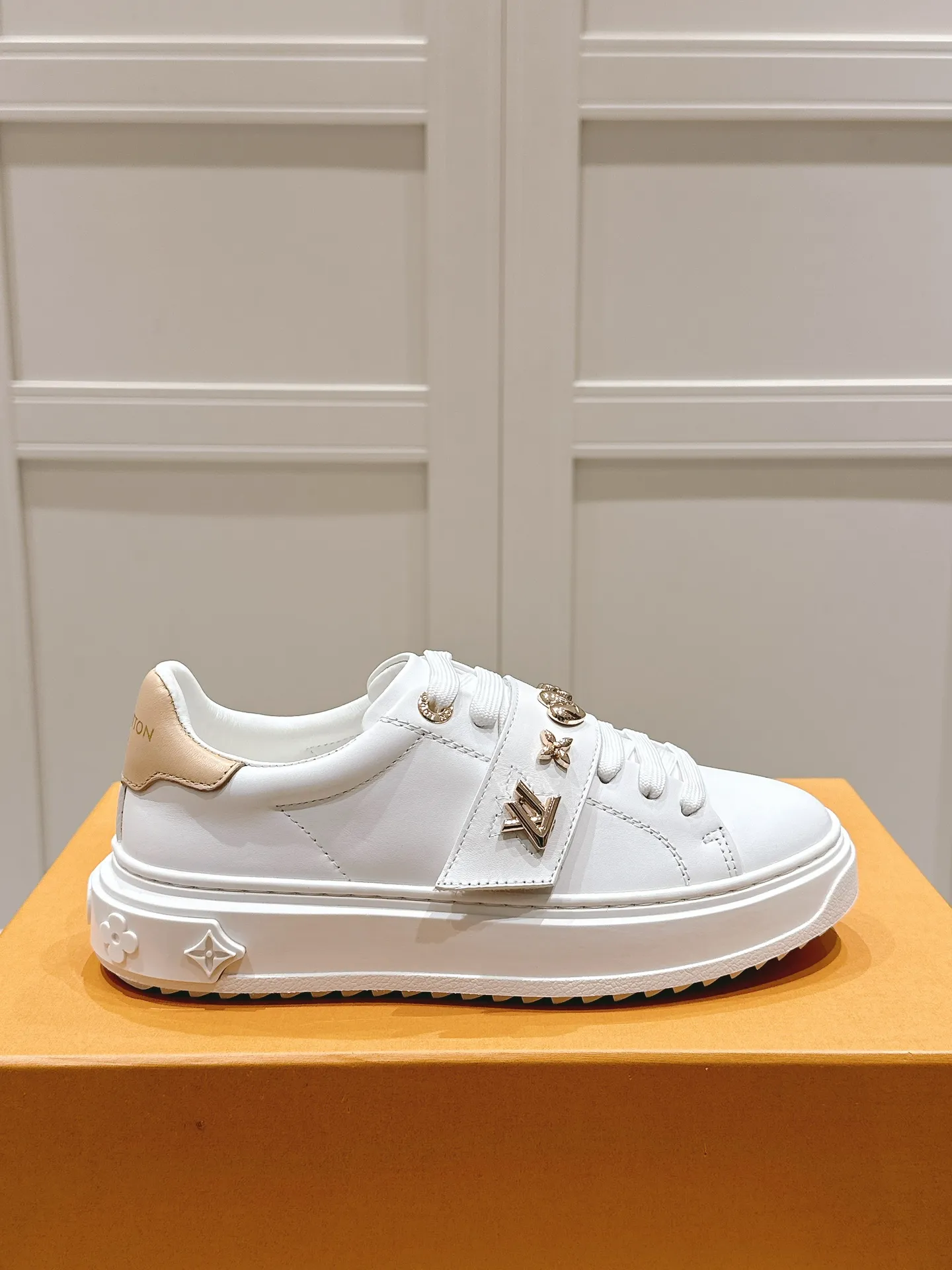 💕💕Factory direct selling price p640💕💕 LV Xiaolujia new white shoes, only women's model, evergreen style all year round, needless to say the quality of materials, small metal buckles with calfskin, the feeling of eternity at a glance❣️ Size: 35-40 (order 41)